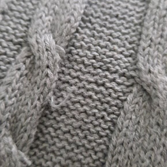 Cabi Grey Vneckline Cable Knit Long Sleeve Oversized Side Slit Sweater Size M - Picture 8 of 9